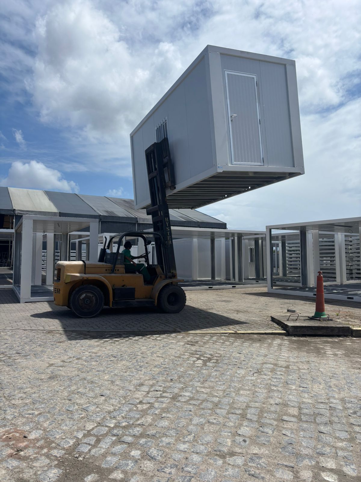Container modular sendo movimentado por empilhadeira