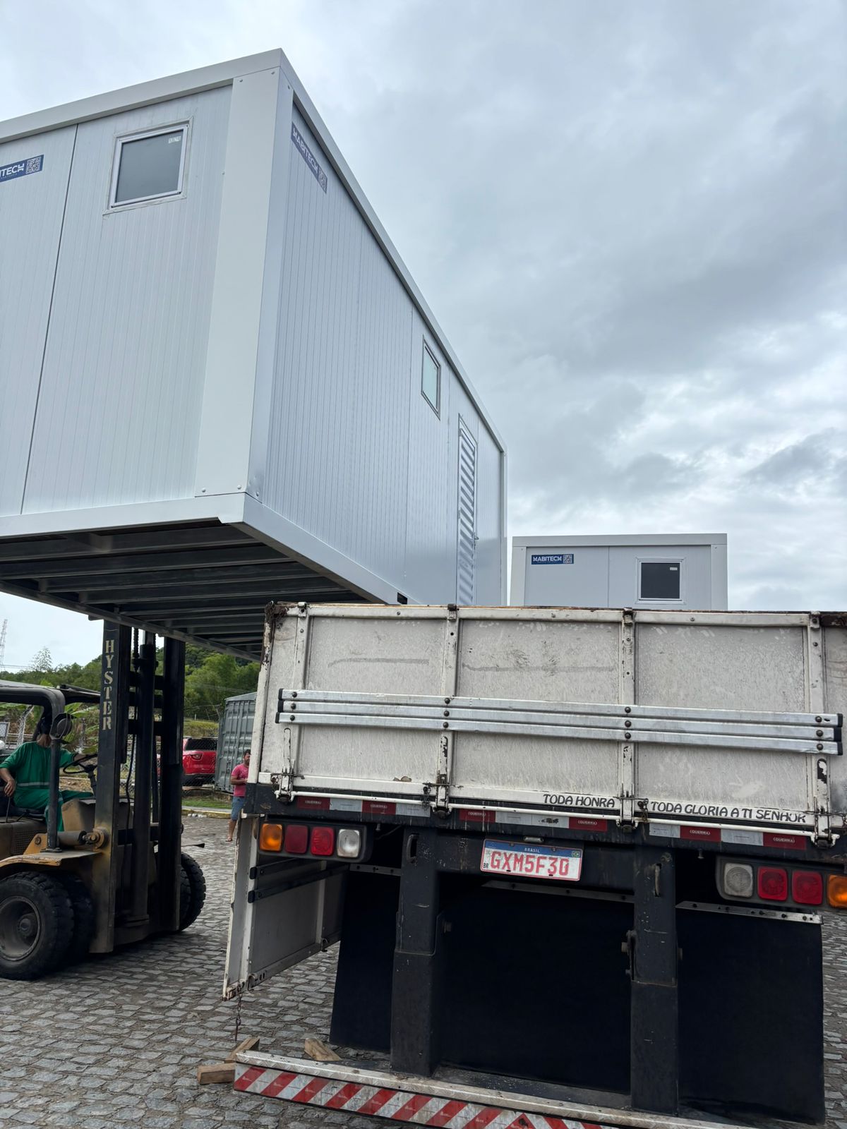 Container modular sendo carregado em caminhão