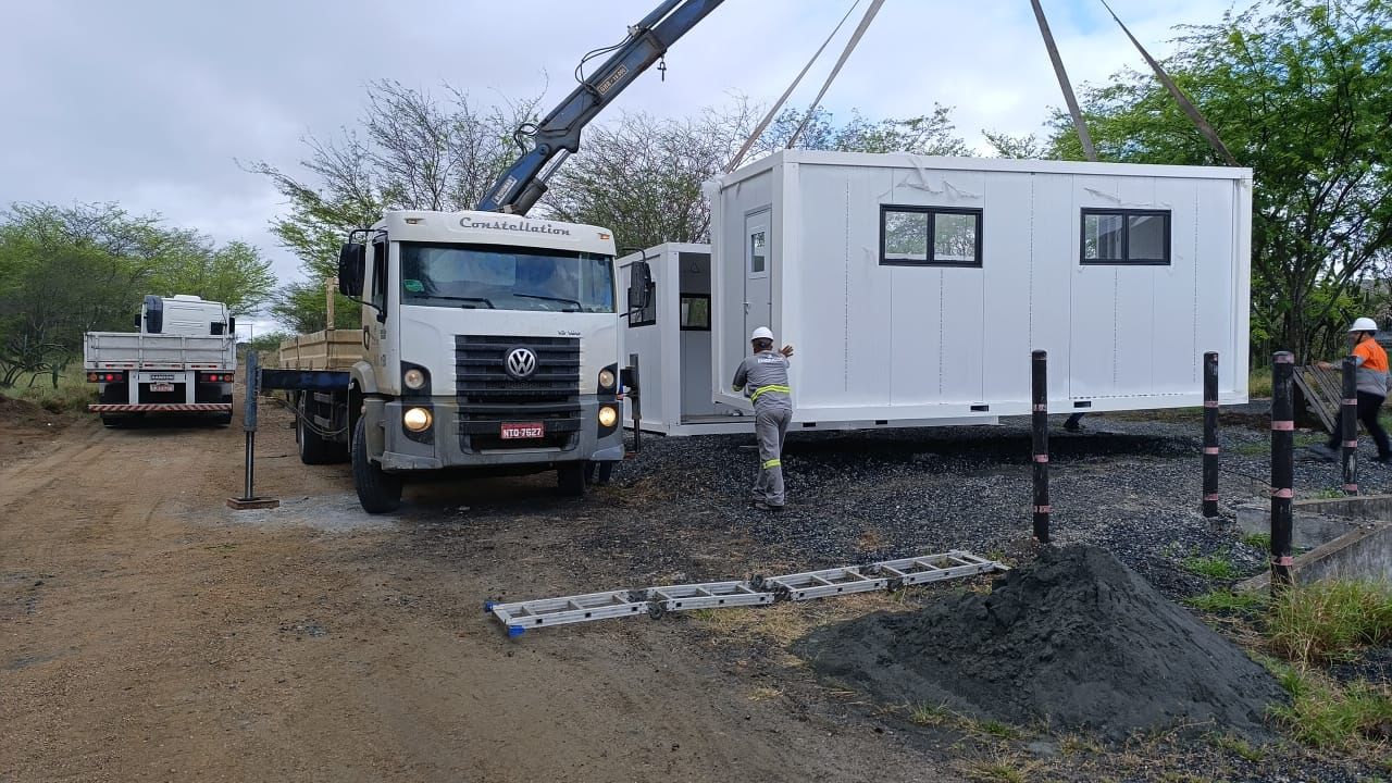 Container modular sendo instalado por guindaste