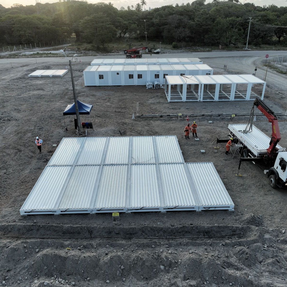 Canteiro com containers modulares em montagem
