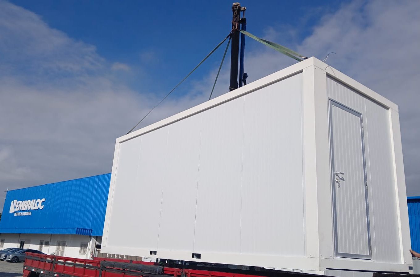 Container modular sendo içado por guindaste