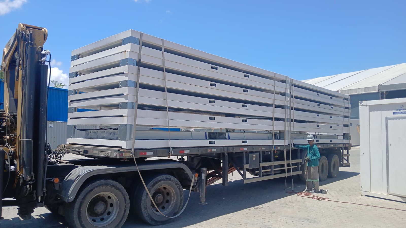 Containers modulares empilhados prontos para transporte